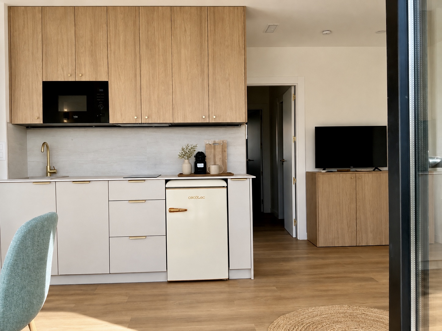 Cocina equipada con microondas, vitrocerámica y nevera