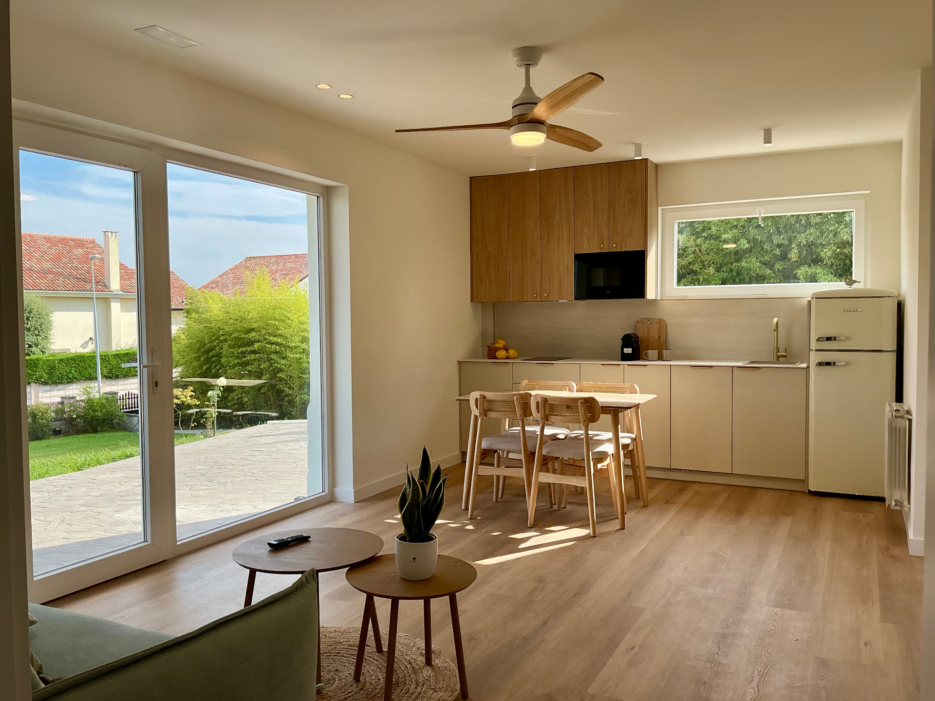 Cocina abierta al comedor con mesa de madera