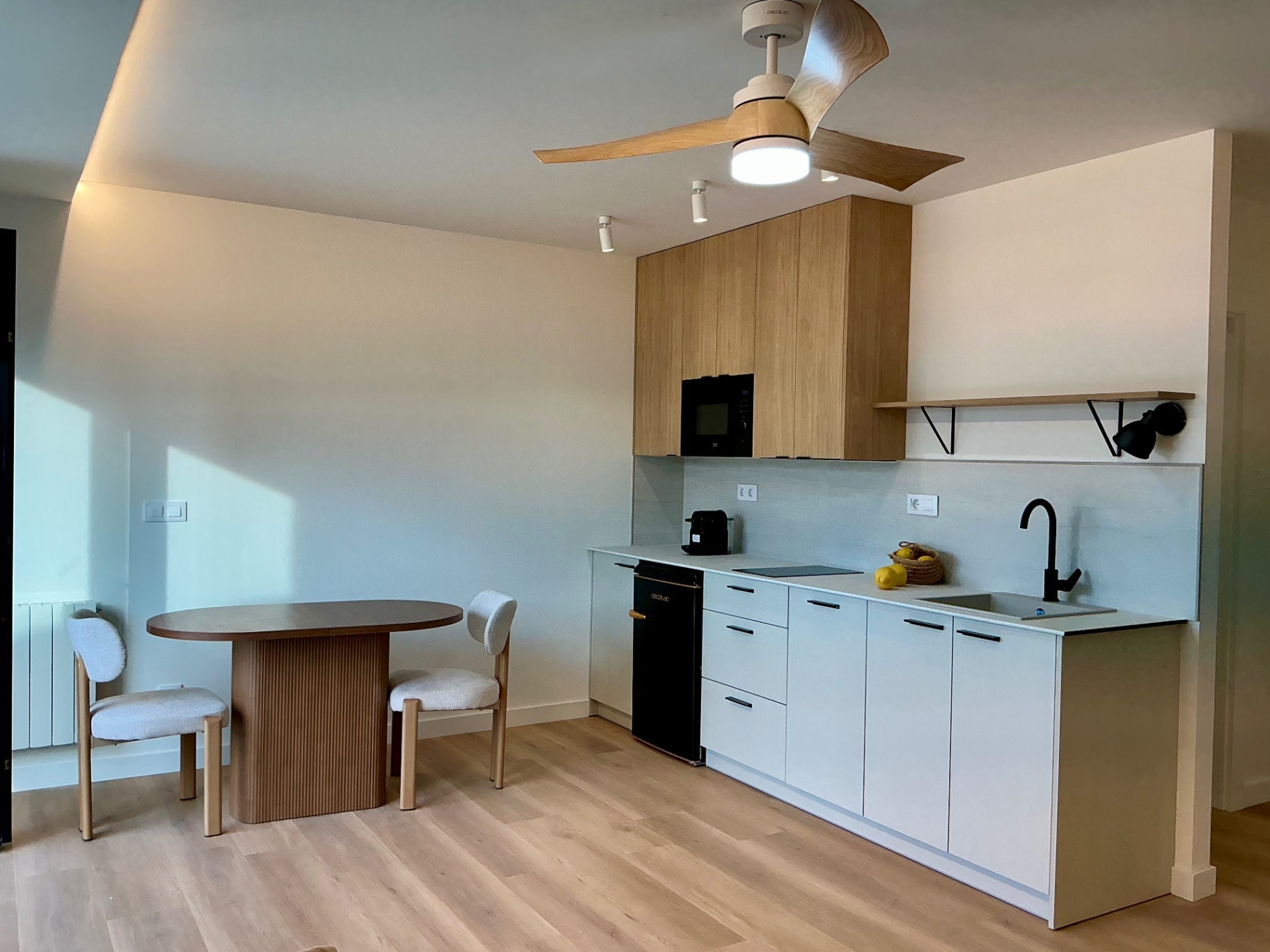 Cocina equipada con mesa de comedor