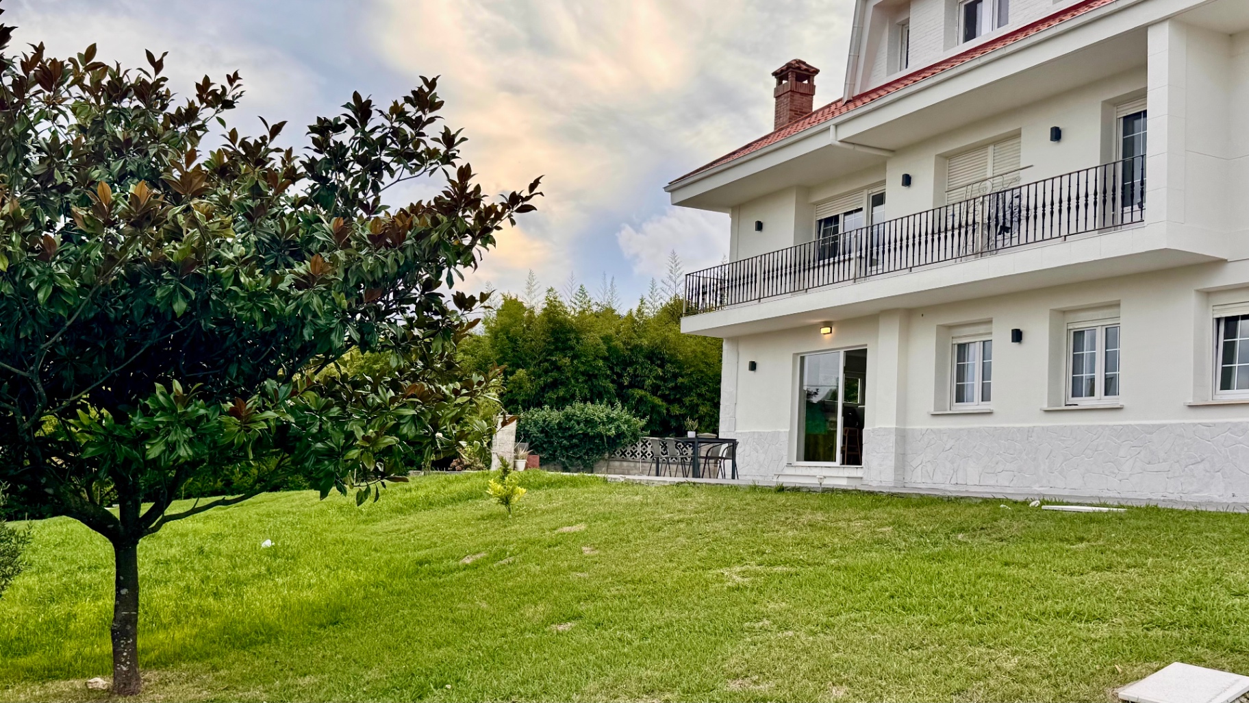 Jardín privado con césped junto a la casa