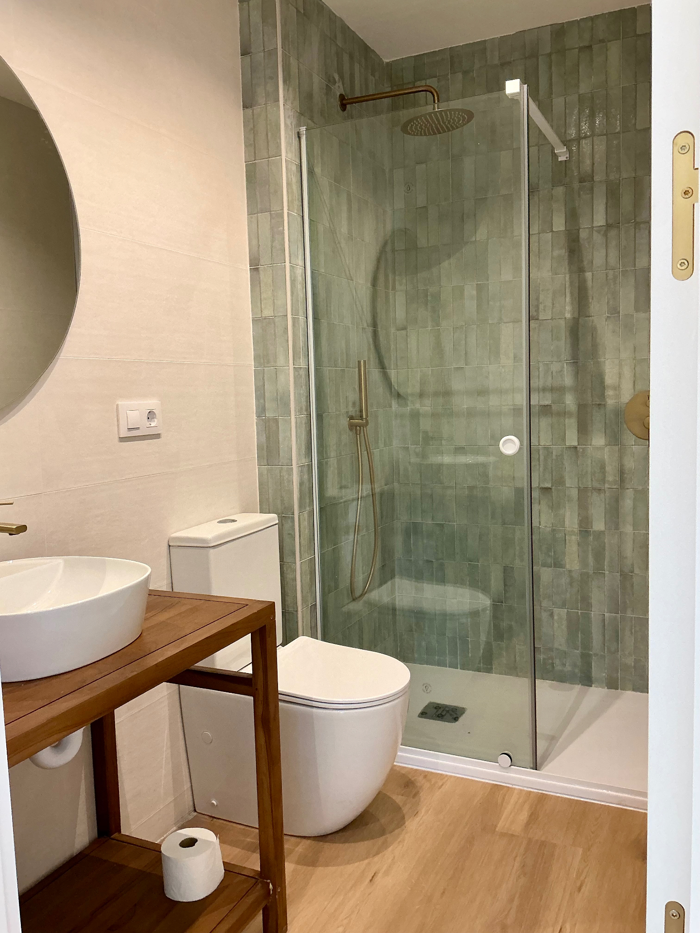 Baño con ducha de obra y azulejo verde
