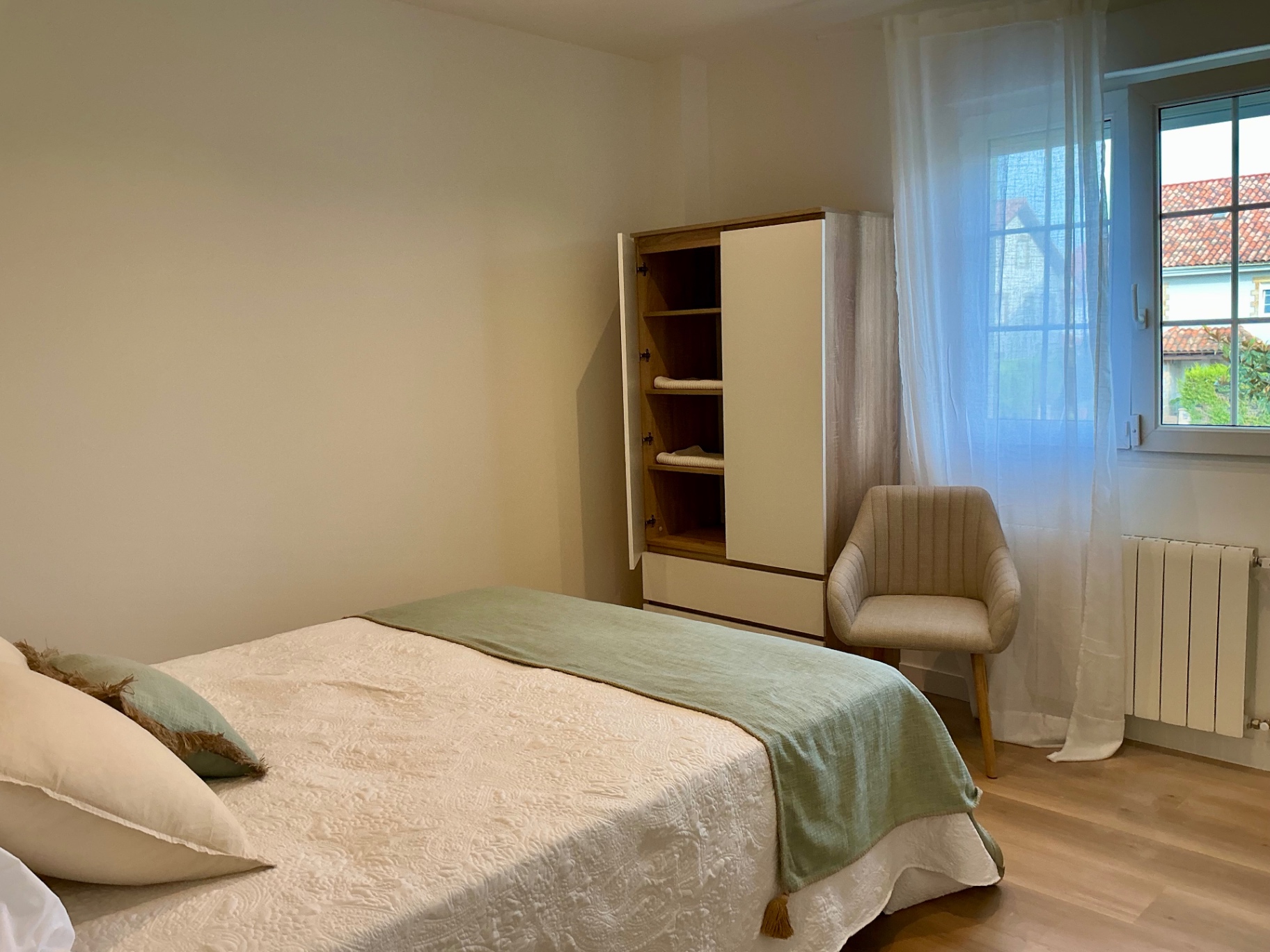 Dormitorio principal con cama doble y armario