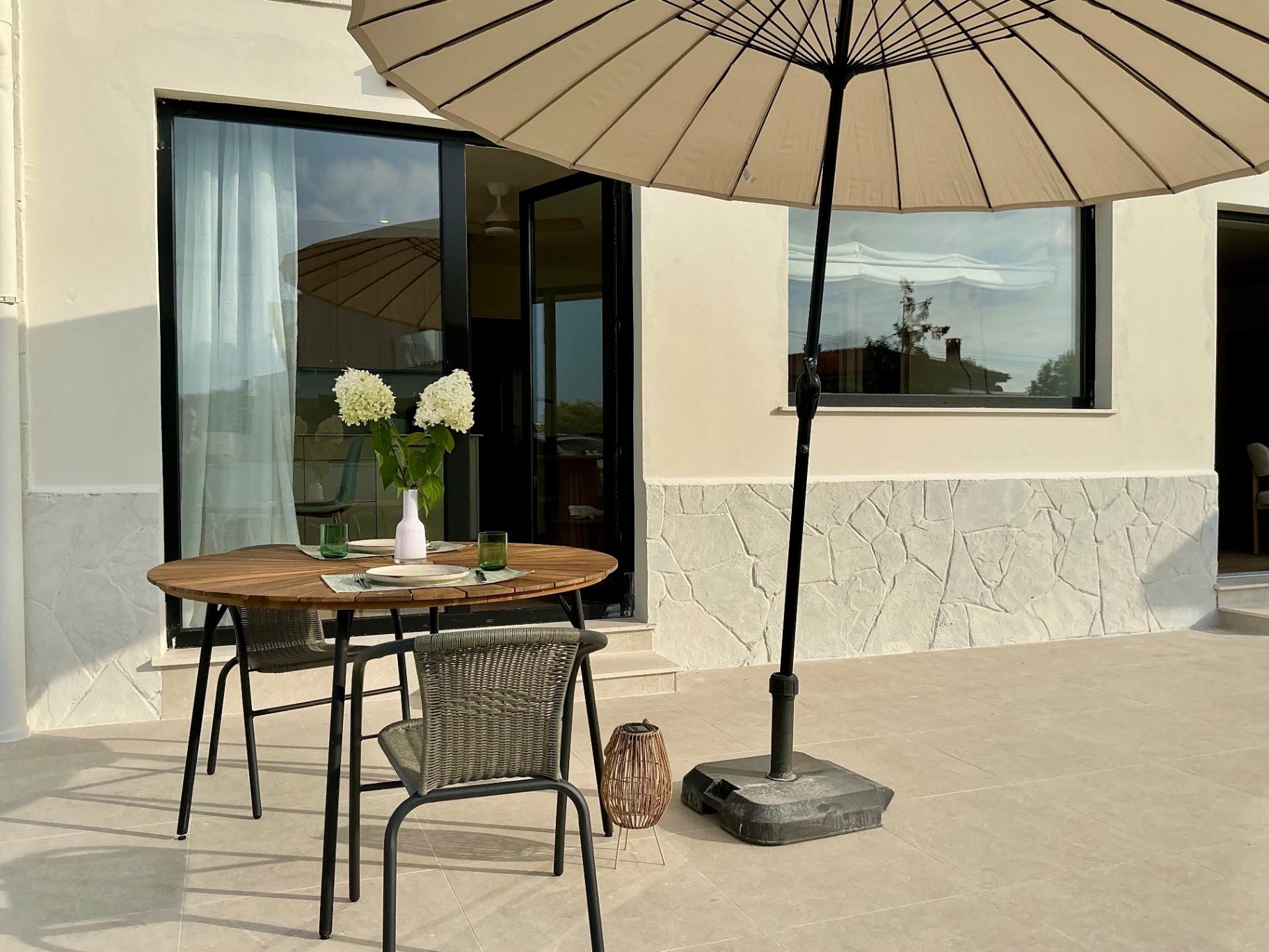 Terraza con mesa de madera y parasol
